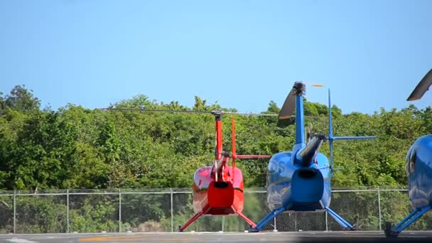 Voorbereiding van helikopters voor lancering op de helihaven. — Stockvideo