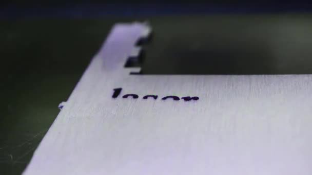 Лазерна гравірувальна обробка на роботі. Промінь лазерного письма слово лазер . — стокове відео