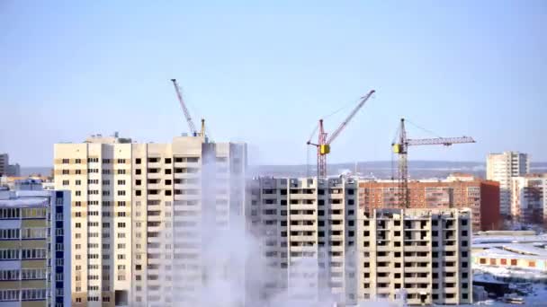 Trois grues construisent une maison à plusieurs étages . — Video