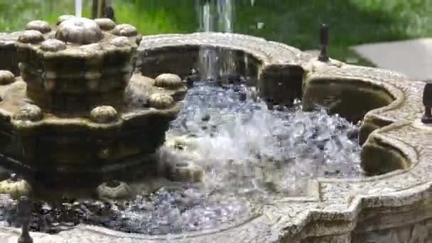 Spray im Brunnen — Stockvideo