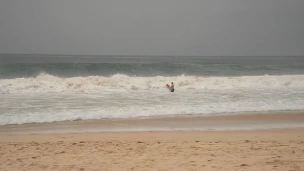 Ισχυρά κύματα σε μια παραλία σε μια θυελλώδη ημέρα — Αρχείο Βίντεο