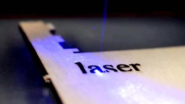 Operação da máquina a laser durante a gravação — Vídeo de Stock