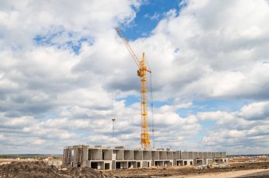 Sarı inşaat vinç çalışma. Mavi gökyüzü ve beyaz bulutlar