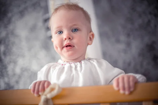 Aranyos kis baba, áll a kiságy — Stock Fotó