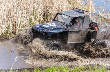 SALOVKA, RUSSIA - 5 Mayıs 2017: Modifiye edilmiş cip yarışları yıllık araba yarışı 