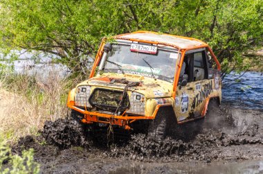 SALOVKA, RUSSIA - 5 Mayıs 2017: Yıllık otomobil yarışında modifiye edilmiş ciplerde pasiflik üzerine yıllık yarış 