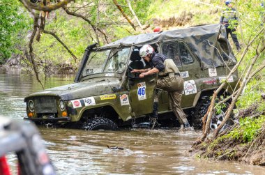 SALOVKA, RUSSIA - 5 Mayıs 2017: Yıllık Trofi Rubezh 2017 yarışmasında SUV 'lerde pasiflik üzerine yıllık yarış