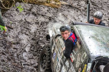 SALOVKA, RUSSIA - 5 Mayıs 2017: Geleneksel Trofi Rubezh 2017 Bataklıklarda off-road arabaları yarışı