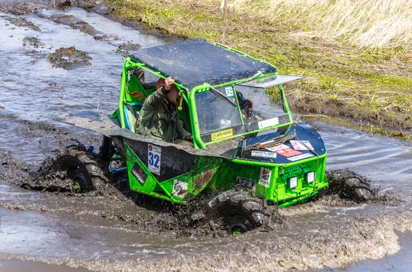 SALOVKA, RUSSIA - May 5, 2017: Muddy competition at the annual car racing "Trophy rubezh 2017" — 图库照片