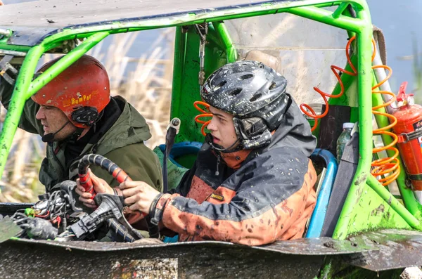 SALOVKA, RUSSLAND - 5. Mai 2017: Jährliches Geländerennen mit Geländewagen beim jährlichen Wettbewerb "Trofi rubezh 2017". — Stockfoto