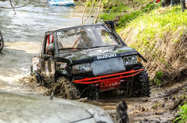 SALOVKA, RUSSIA - May 5, 2017：Races off-road on modified jeeps at the annual competition "Trofi rubezh 2017". — 图库照片