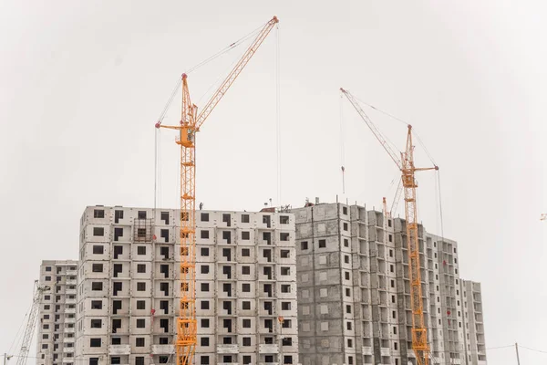 Bouwkraan en gebouw in aanbouw tegen blauwe lucht — Stockfoto