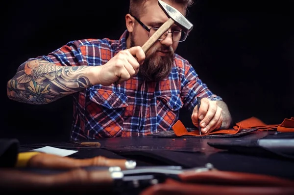 Deri ürün deliklerinden çekiç