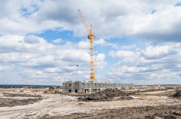 Mavi gökyüzünde faaliyet İnşaat vinçleri.