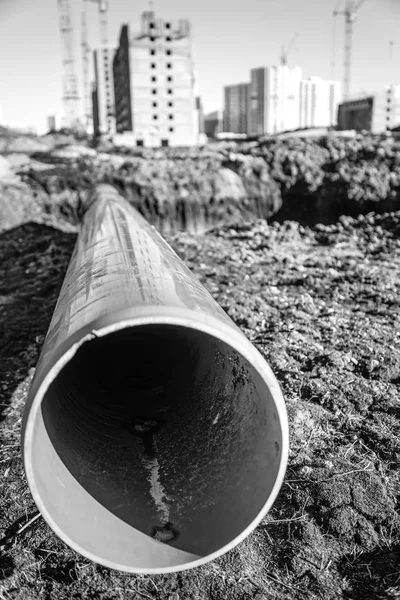 Tubo de plástico preto de grande diâmetro em terra preta closeup — Fotografia de Stock