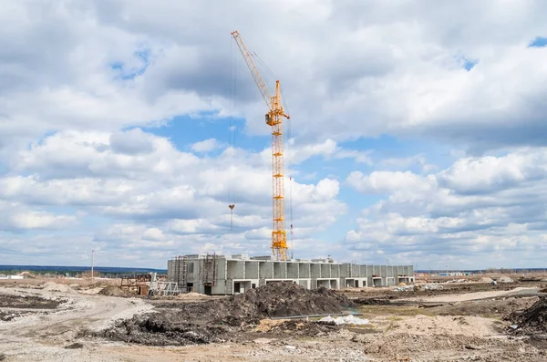 Mavi gökyüzü ve beyaz bulutlar faaliyet sarı inşaat vinç