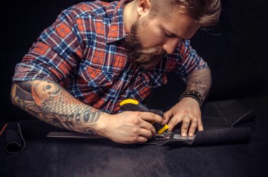 Deri maker deri yardımcı programı bıçak ile kesmek..