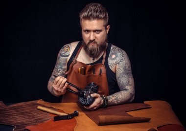 Shoemaker esnaf eski araçları ile ayakkabı yapar.