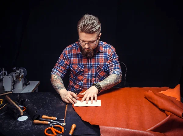 Leathercraft ana işleme deri iş parçası.