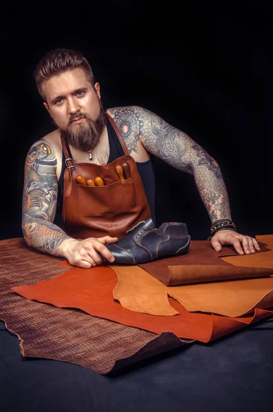 Shoemaker holding ayakkabı dövmeli elinde