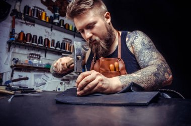 Deri ile çalışan bir kunduracı adamın yakın çekim