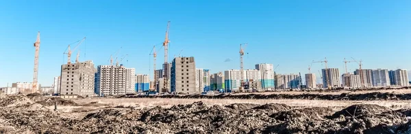Building landscape and huge crane — Stock Photo, Image