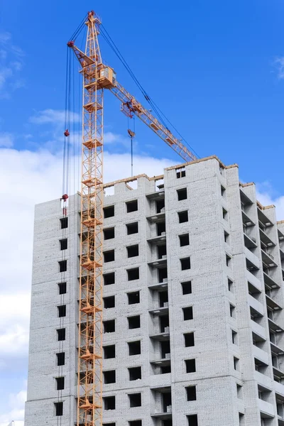 Kräne über Rohbauten auf Baustelle bei strahlendem Sonnenschein. — Stockfoto