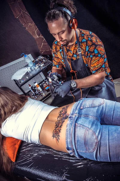 Tattoo artist making tattoo art in studio — Stock Photo, Image