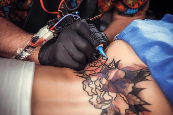 Professional tattooist forms a tattoo tattoo parlor — Stock Photo, Image