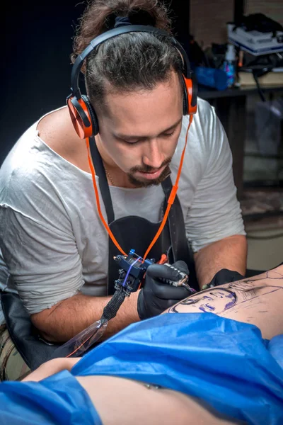 Tattooer crearea unui tatuaj pe clientul său — Fotografie, imagine de stoc