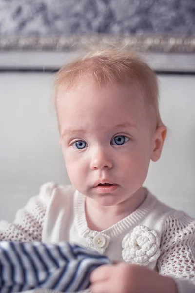 Aranyos kis bébi, egy szőke haj — Stock Fotó