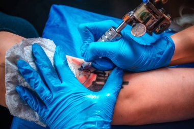 Dövme sanatı ve onun müşteri atölye ustası