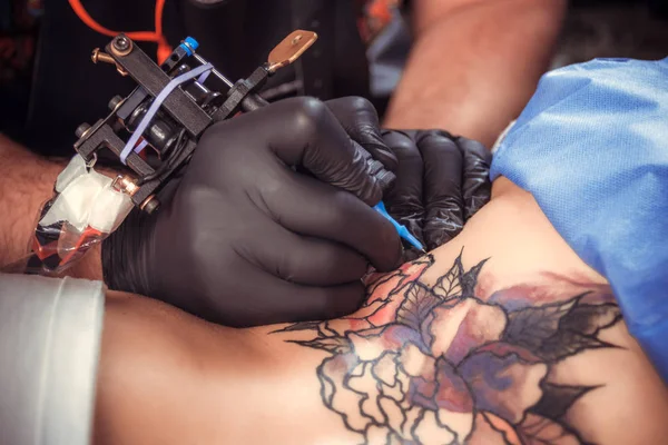 Tattooist makes cool tattoo in the salon — Stock Photo, Image
