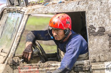 SALOVKA, RUSSIA - 5 Mayıs 2017: Dört tekerli dirsek yarışın önündeki çamurlu engeli aşıyor
