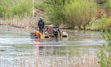 SALOVKA, RUSSIA - 5 Mayıs 2017: Geleneksel araba yarışında tüm tekerden çekişli arabalarda pasiflik üzerine yıllık yarış 