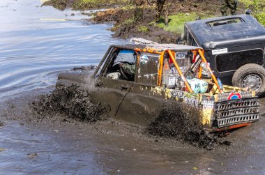SALOVKA, RUSSIA - 5 Mayıs 2017: 4 X 4 engebeli arazide yıllık araba yarışı 