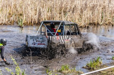 SALOVKA, RUSSIA - 5 Mayıs 2017: Yıllık araba yarışında modifiye edilmiş ciplerde aşırı yarış 