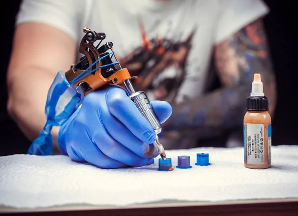 문신 총을 들고 있는 tattooist의 손. — 스톡 사진