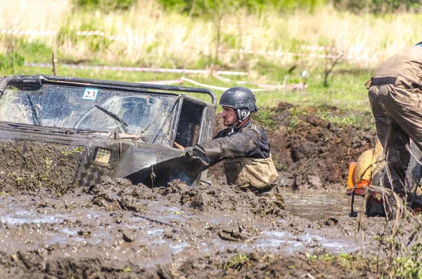 SALOVKA, RÚSSIA - MAIO 5, 2017: Offroad 4 X 4 carro dirigindo através de lama e água em offroad anual 4 X 4 corrida de carro — Fotografia de Stock