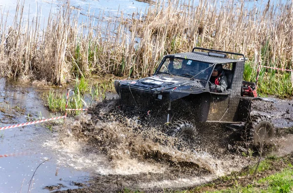 SALOVKA, RÚSSIA - MAIO 5, 2017: Piloto não identificado em carro off-road passa por poças enlameadas no "Trofi rubezh 2017" — Fotografia de Stock