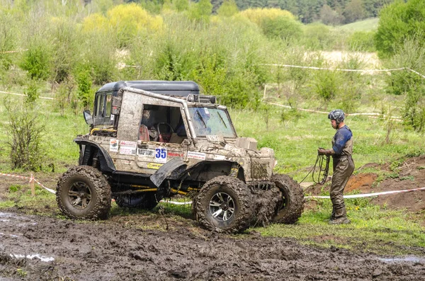 SALOVKA, RUSSIA - May 5, 2017: Annual race on SUV on impassable at the annual competition "Trofi rubezh 2017". — 图库照片
