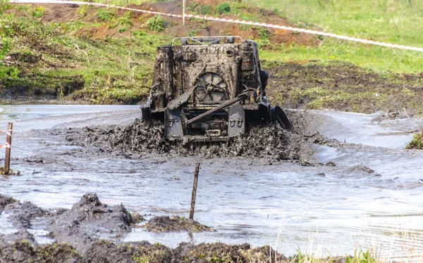 SALOVKA, RUSSIA - May 5, 2017: Offroad 4wd race at the annual car racing "Trophy rubezh 2017" — 图库照片