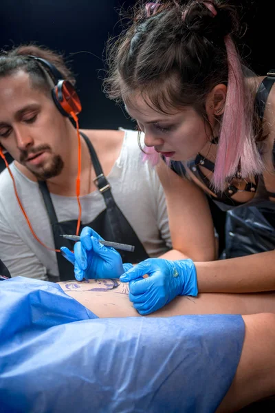 Meester van de kunst van het tatoeëren maken tatoeage in tattoo studio — Stockfoto