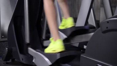 Spor ayakkabı pedallar simülatör sportif kız. Yakın çekim