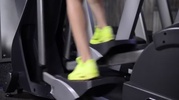 Spor ayakkabı pedallar simülatör sportif kız. Yakın çekim — Stok video