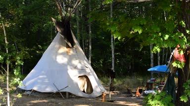 Kızılderili çadırı ormanın içinde. Tee pee