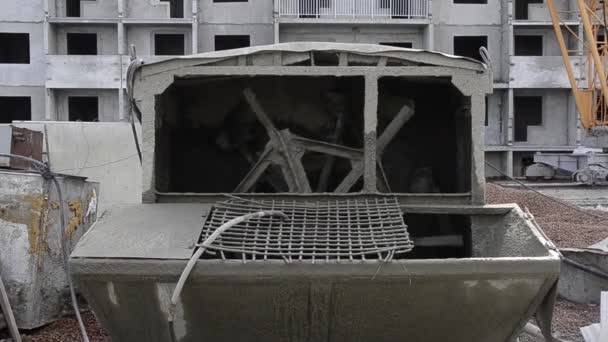 Industriële cement mixer op een bouwplaats — Stockvideo