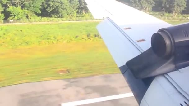 Lądowanie samolotu. Widok z okna samolotu — Wideo stockowe