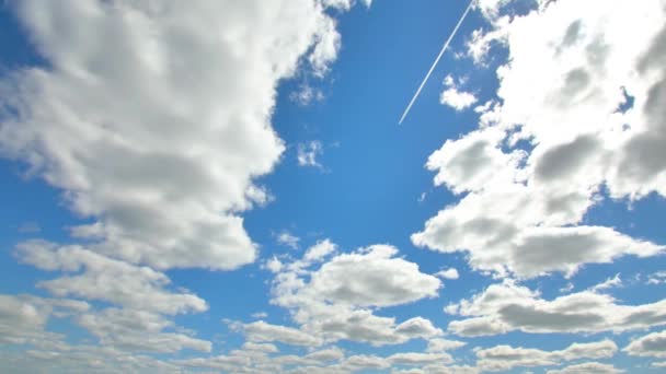 Пассажирский самолет, летящий над небом с облаками в форме — стоковое видео