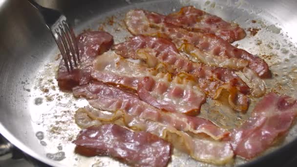 Bacon szelet főzéssel serpenyőben. közelről. — Stock videók